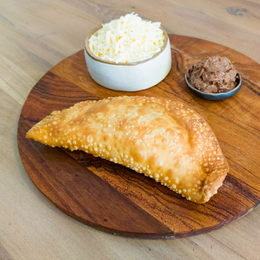 Pack de 40 unidades Empanadas Congeladas de 22 cm Rellenas de Queso y Carne Mechada de vacuno.