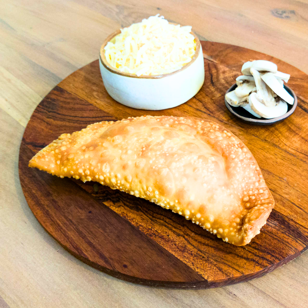 Pack de 40 Empanadas Congeladas de 22 cm Rellenas de Queso, Champiñón y un toque de ajo.