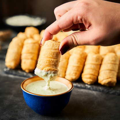 Mini Tequeños de Queso Bandeja 50 Unidades (5 cm) palitos de queso para fiesta.