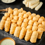 Mini Tequeños de Queso Bandeja 50 Unidades (5 cm) palitos de queso para fiesta.